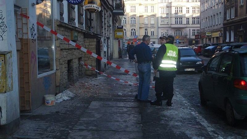 Choć balkony były remontowane, woda rozsadziła tynk