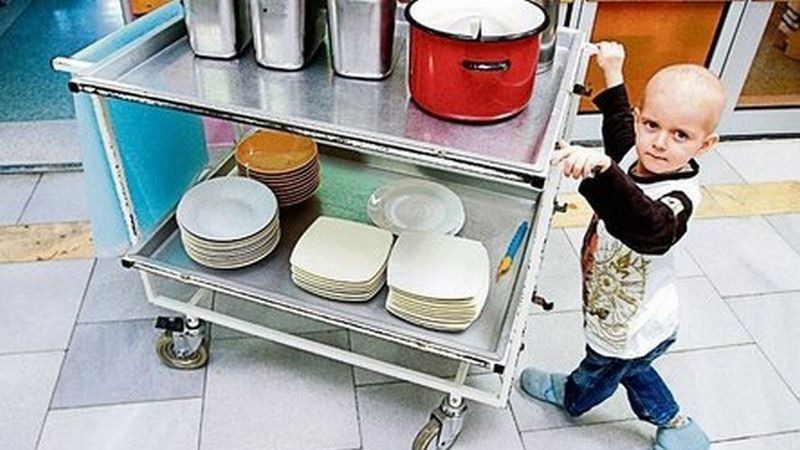 Gdy Kubuś trafił do kliniki onkologii, był zaniedbany i ledwo mówił. Teraz buzia mu się nie zamyka i wszędzie go pełno