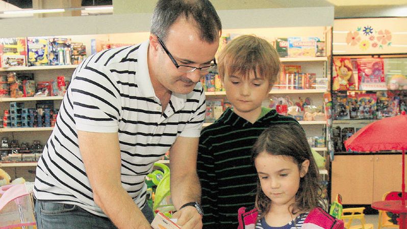 Pan Tomasz wybiera książki dla swojej córki Eli (I klasa SP)