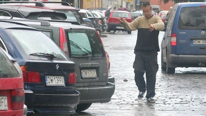 Pijaczek pokieruje nas na miejsce, poprosi o bilet, a później sprzeda go innemu kierowcy