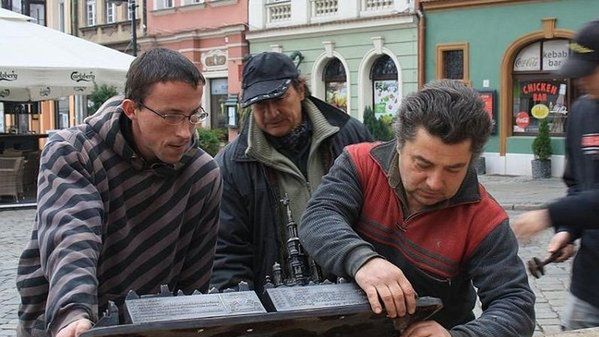 Montaż makiety dla niewidomych na Starym Rynku