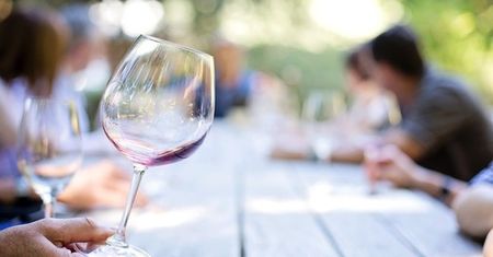 Polakom coraz bardziej smakuje wino i cydr