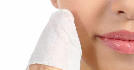 Chusteczki do demakijażu nie służą cerze - ostrzegają dermatolodzy