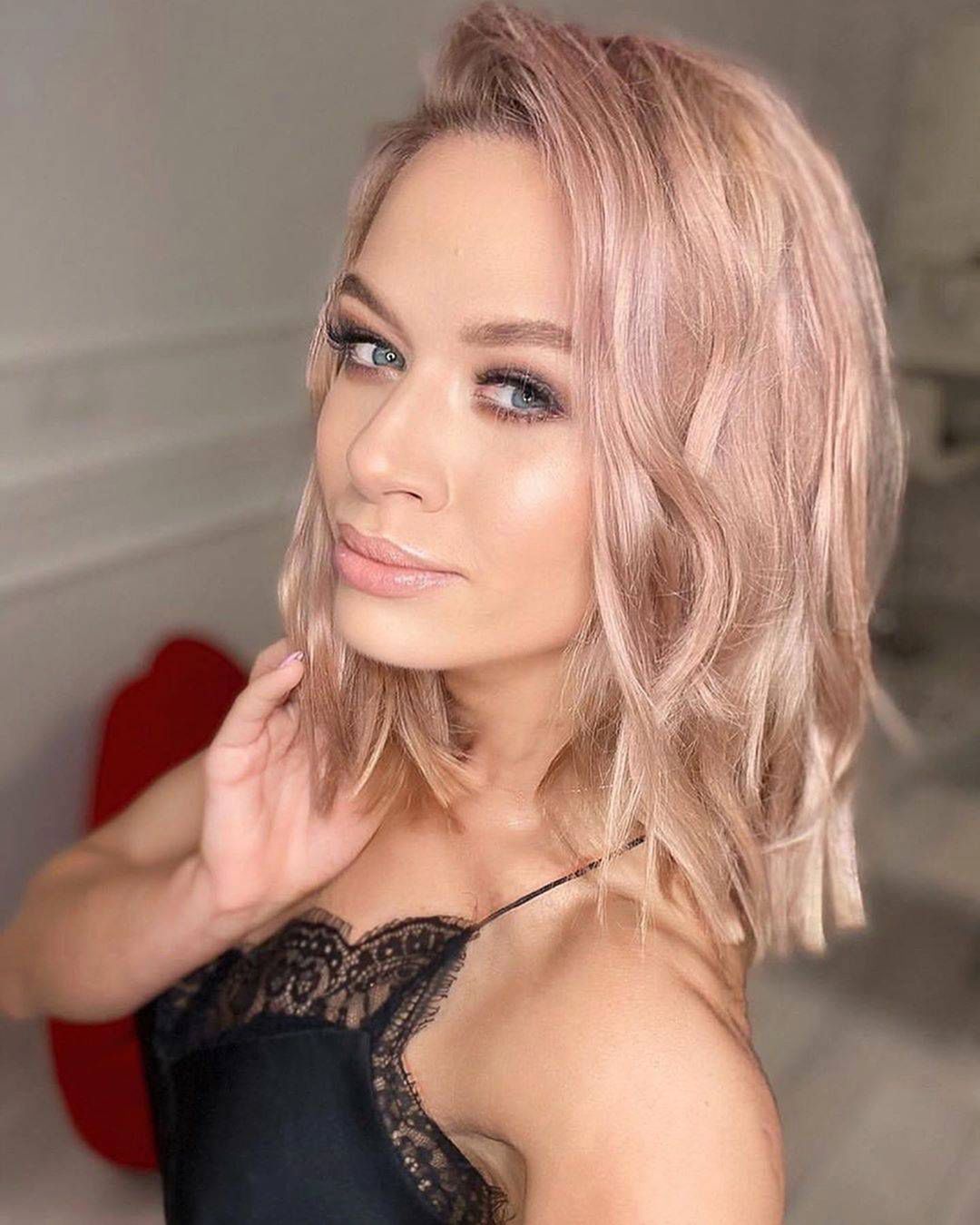Kasia Dziurska w różowych włosach