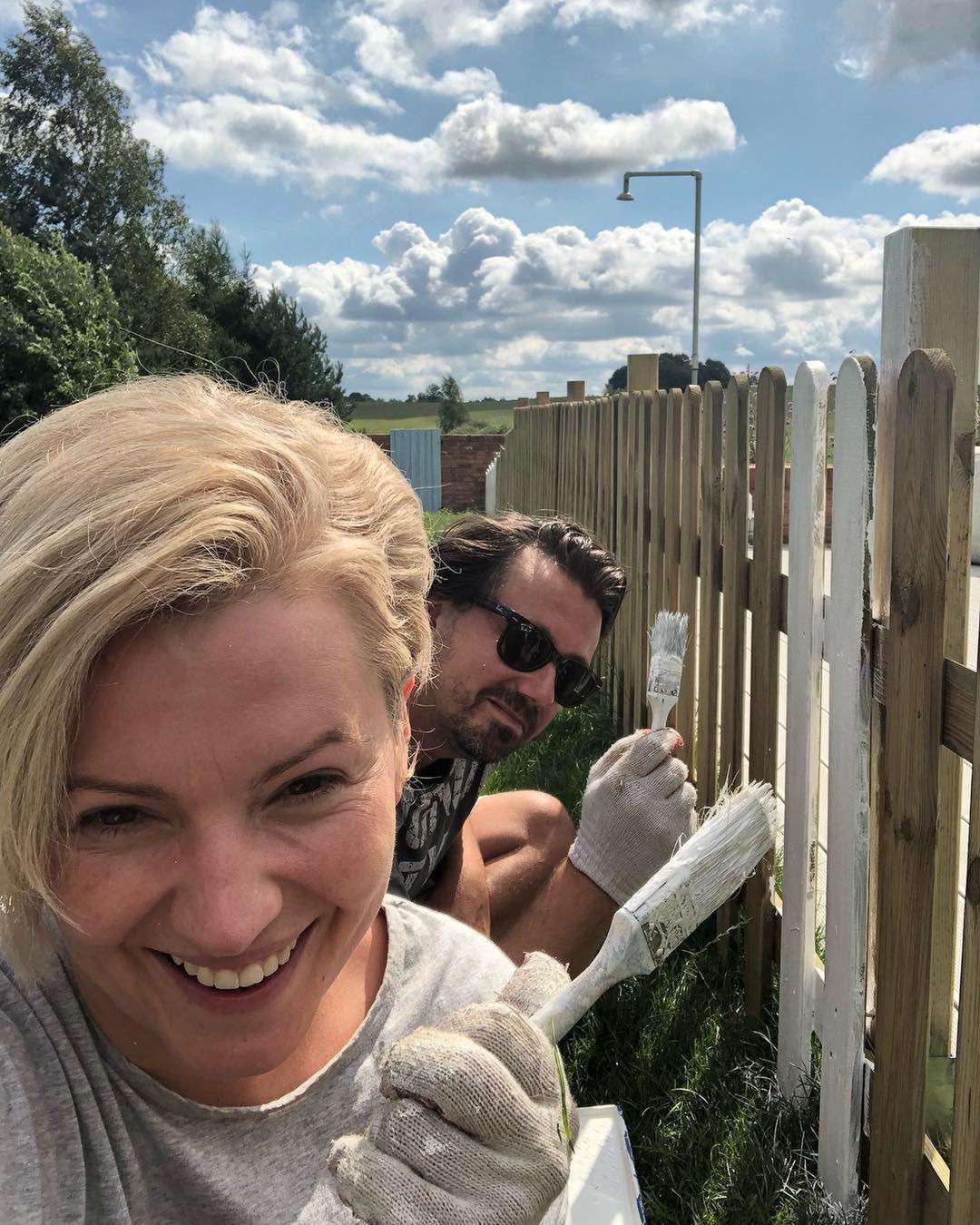 Dorota Szelągowska maluje swój płot na Warmii