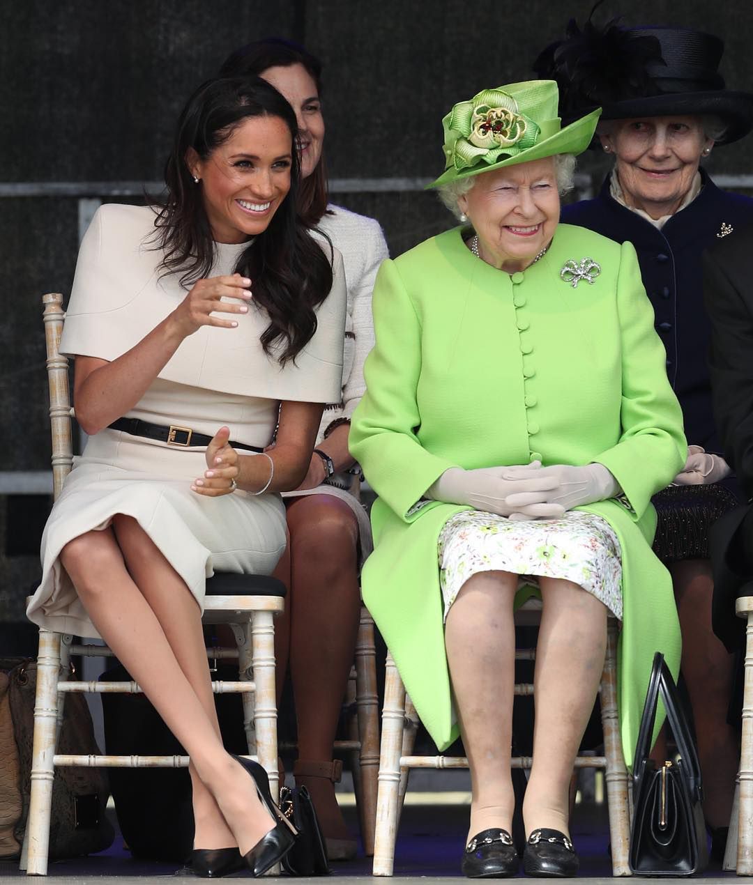 Suknia Meghan Markle poprawiona na Photoshopie