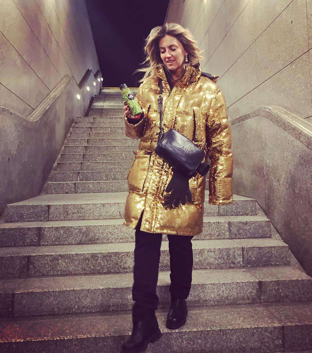 Karolina Szostak w złotej kurtce