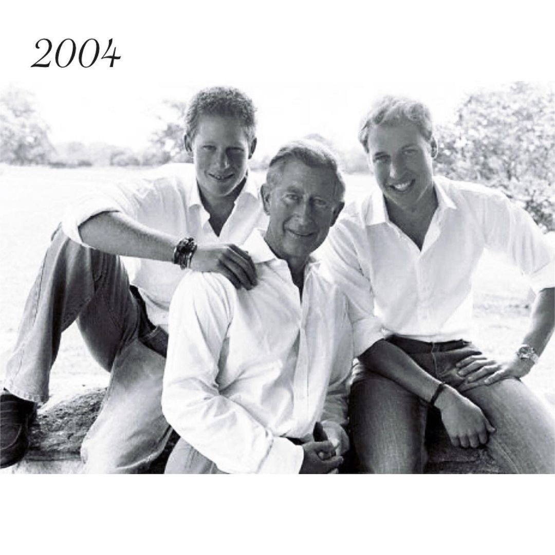 Książę Harry i książę William z księciem Karolem 2004 r.