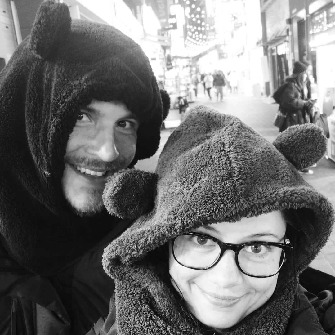 Adriana Kalska i Mikołaj Roznerski przebrani za misie