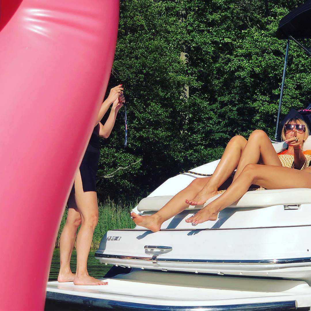 Karolina Szostak w bikini opala się na jachcie na Mazurach