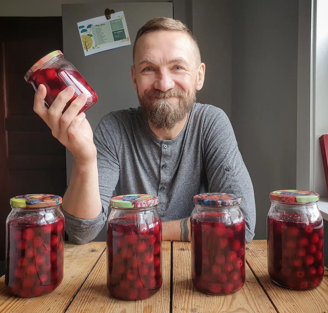 Przemek Kossakowski robi przetwory