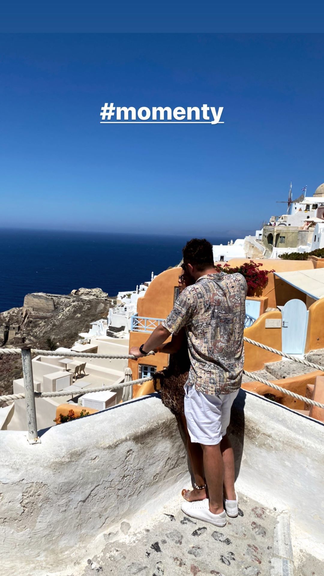 Kamil Bednarek na Santorini z ukochaną