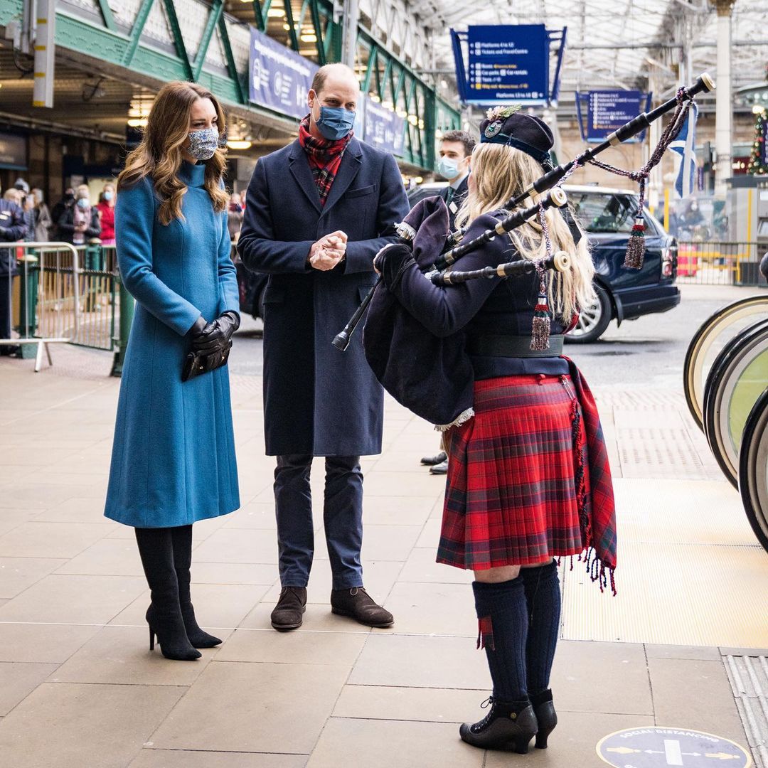 Księżna Kate i książę William w podróży królewskim pociągiem
