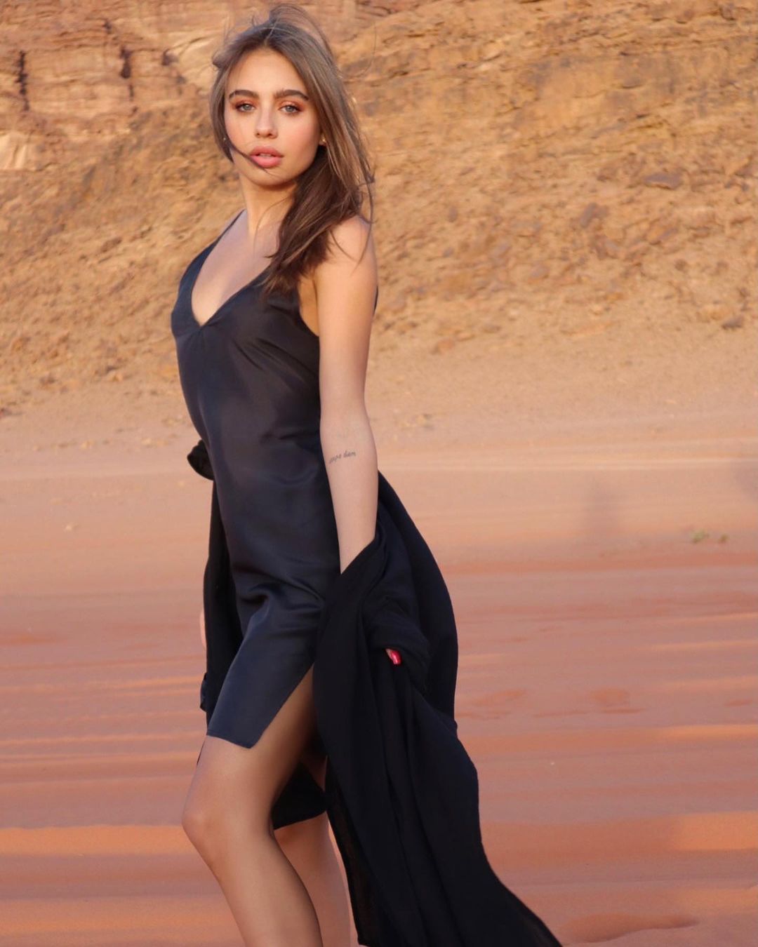 Oliwia Bieniuk w sesji na pustyni