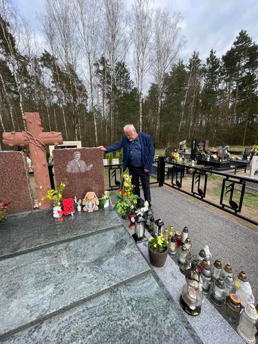 Krzysztof Krawczyk - grób na cmentarzu w Grotnikach fot. Facebook Andrzej Kosmala