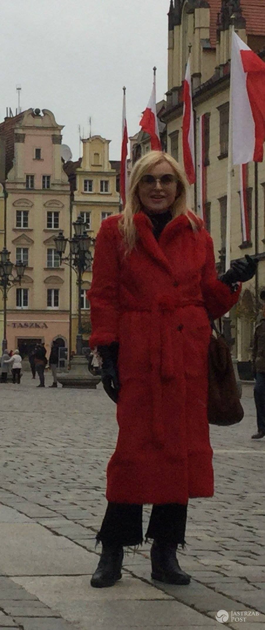 Monika Olejnik w czerwonym płaszczu kibicowała Polakom