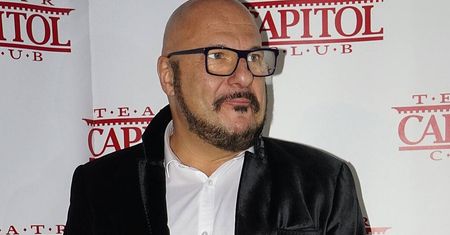 Piotr Gąsowski jednym wpisem podpadł zwolennikom TEJ partii. Idą z nim na wojnę