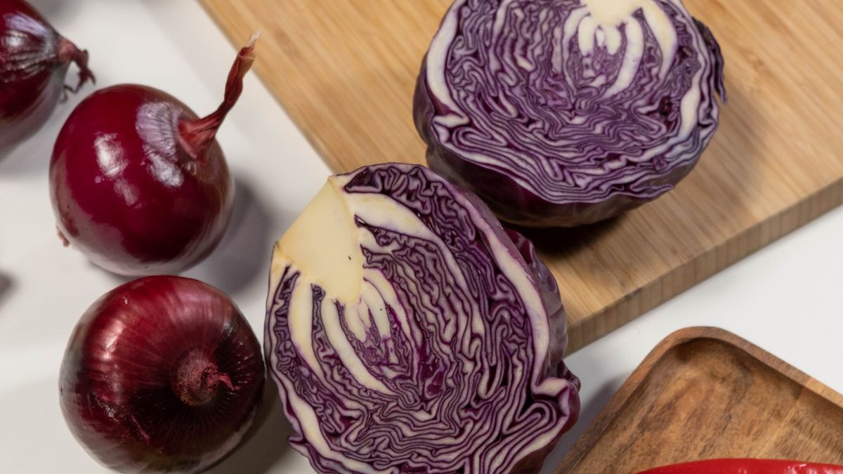 Zupa krem z czerwonej kapusty jest niezwykle smaczna i sycąca.