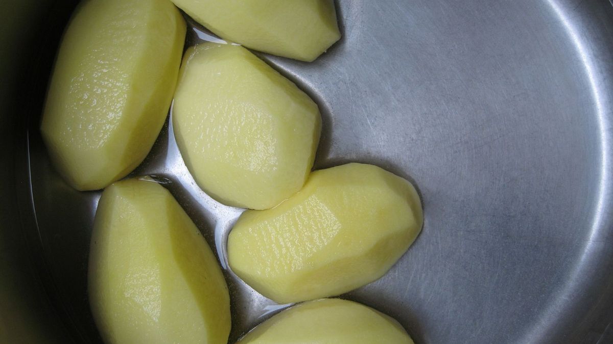 Fatalny błąd. Wielu Polaków tak gotuje ziemniaki