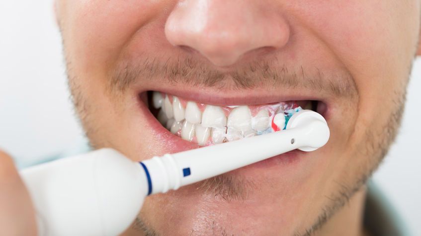 Szczoteczka do zębów powinna być przechowywana z dala od umywalki i toalety