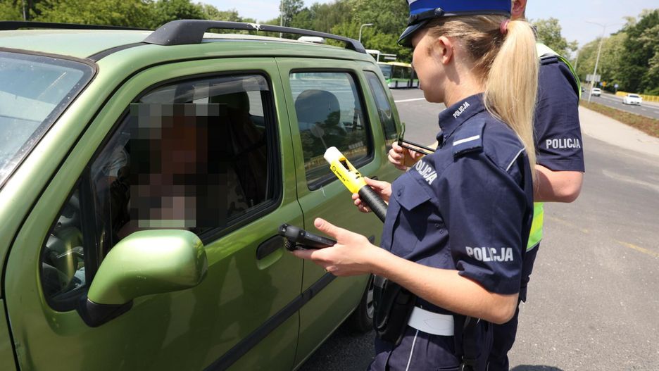 Pijana matka nie zatrzymała się do kontroli. Policjantów chciała przekupić łapówką