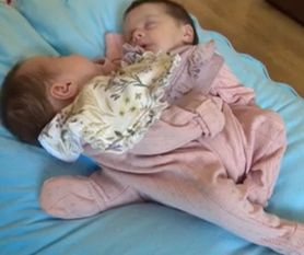 Brytyjska para przywitała na świecie bliźniaczki, które ''ciągle się przytulają''