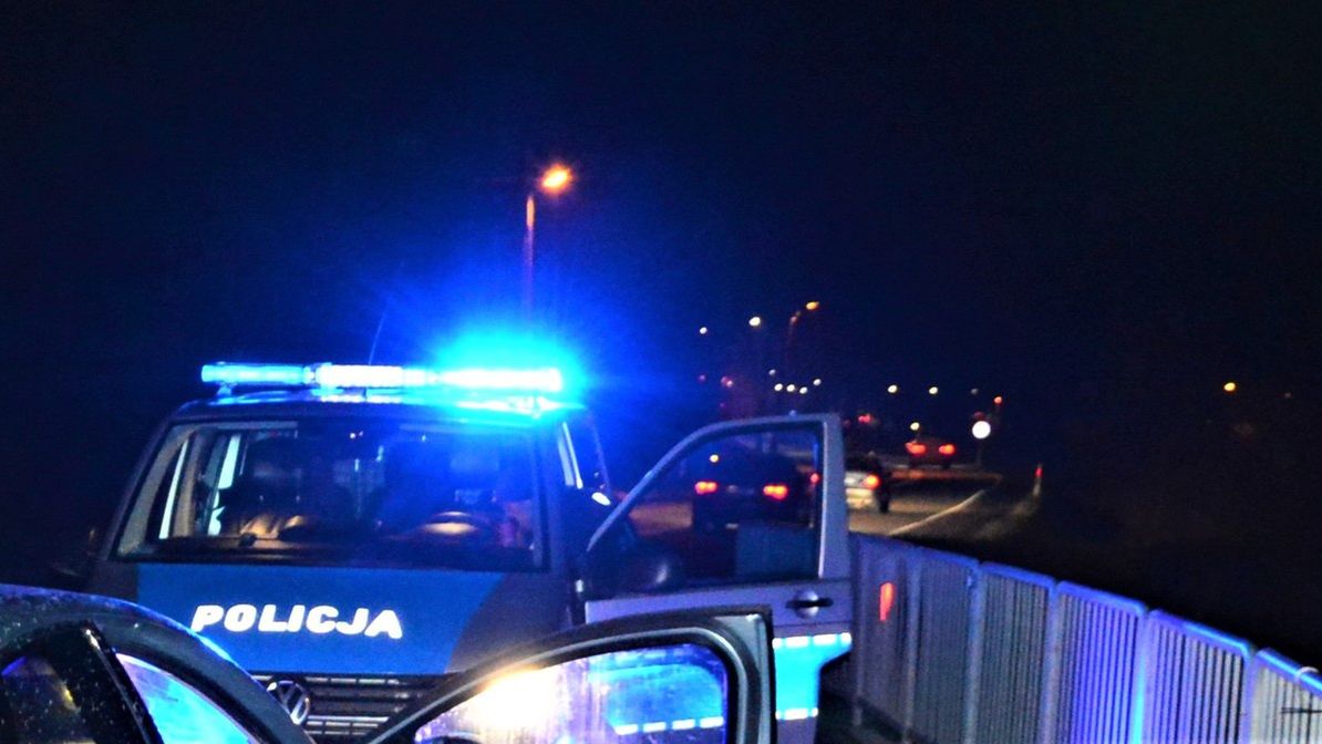 Policjanci zatrzymali podejrzanie jadący samochód