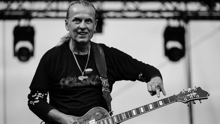 TSA - koncert na Dniach Dzia?oszynaFot. Adam Staskiewicz / East News , Dzialoszyn, Park Strazaka 25.07.2015 , Dni Dzialoszyna ,koncert zespolu TSA w skladzie: Marek Kaplon perkusja, Stefan Machel gitara, Janusz Niekrasz bass, Andrzej Nowak gitara, Marek Piekarczyk spiew. N/Z Andrzej Nowak, gitara , solowkaADAM STASKIEWICZ