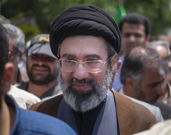 Media: Najwyższy przywódca Iranu ma oszpeconą twarz