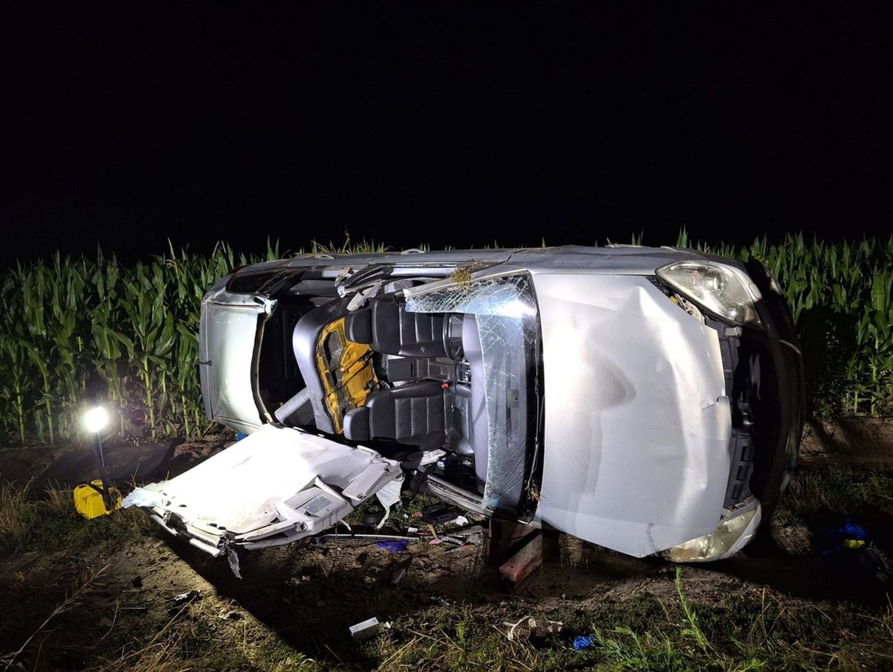 Kępno: Opel kilka razy dachował w polu. Kierowca uciekł