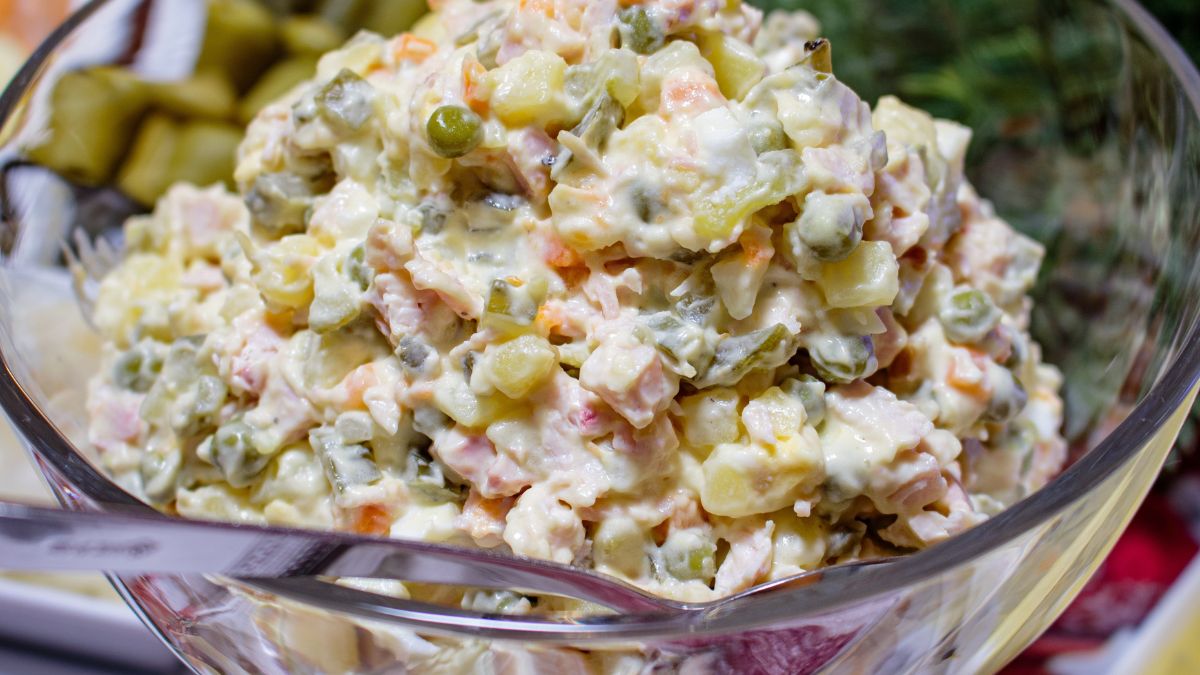 Sałatka jarzynowa to jedno z ulubionych polskich dań