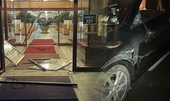 Wjechał autem do hotelu. Szybki wyrok i wysoka kara