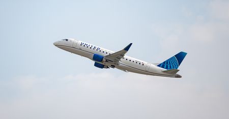 Awaria szyby w kokpicie Embraera E175. United Express wrócił do Houston