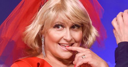 Smagana filtrami Katarzyna Skrzynecka z pociechą dekorują ciastka W PEŁNYM MAKIJAŻU: "Córka jak malowana" (FOTO)