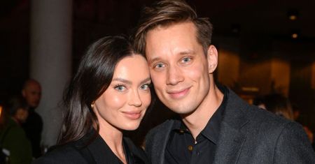 RZADKI WIDOK. Edyta Zając pozuje z Michałem Mikołajczakiem na premierze sztuki. Ładna z nich para? (ZDJĘCIA)