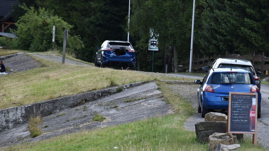 Niektórzy zmotoryzowani nagminnie stawiają swoje auta na wałach przeciwpowodziowych Brennicy, a to jest zabronione