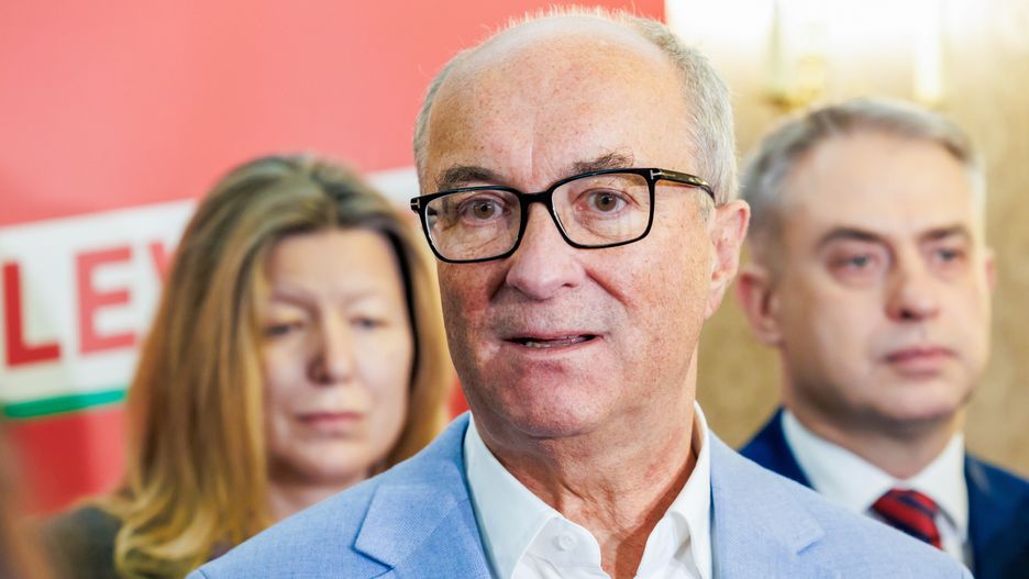 Poznań, 23.11.2025. Marszałek Sejmu Włodzimierz Czarzasty (C) na konferencji prasowej po obradach wojewódzkiego kongresu Nowej Lewicy w siedzibie Wielkopolskiej Izby Rzemieślniczej w Poznaniu, 23 bm. (amb) PAP/Marek Zakrzewski