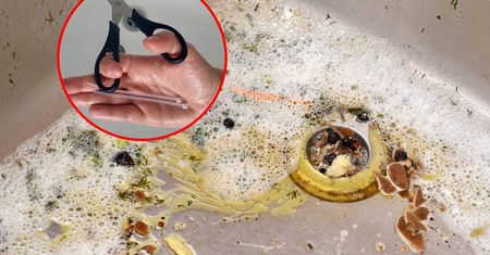 Odetkaj odpływ w kilka sekund. Sprawdź ten niezawodny sposób