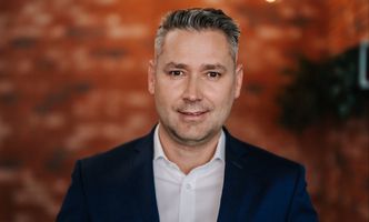 Rok zmian, decyzji i kosztów: jak nowe przepisy i sytuacja gospodarcza redefiniowały rynek motoryzacyjny