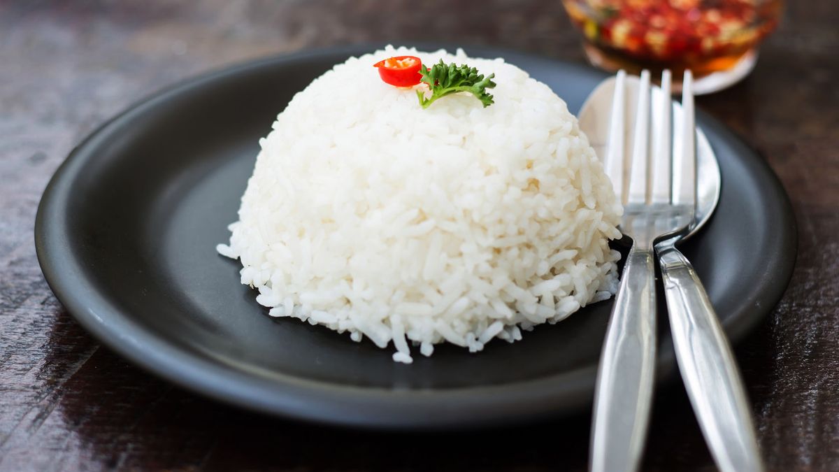 Ugotowany ryż najlepiej przechowywać w lodówce