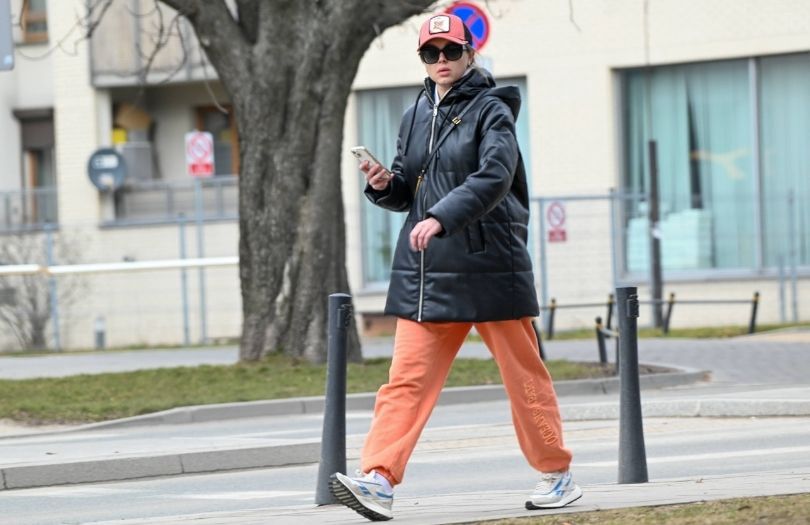 Joanna Opozda spaceruje po Warszawie