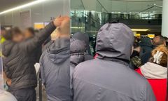 Ogromne kolejki i awantury w Warszawie. Jest reakcja polityków