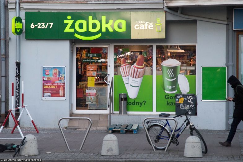 Żabka w Katowicach grozi złodziejom. "Proszony o opuszczenie sklepu"