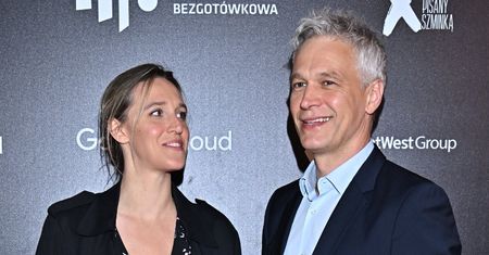 Dawno niewidziana na salonach Aleksandra Żebrowska pozuje z mężem na ściance (ZDJĘCIA)