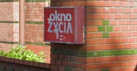 Dwulatek w oknie życia. Prokuratura z Katowic szuka rodziców