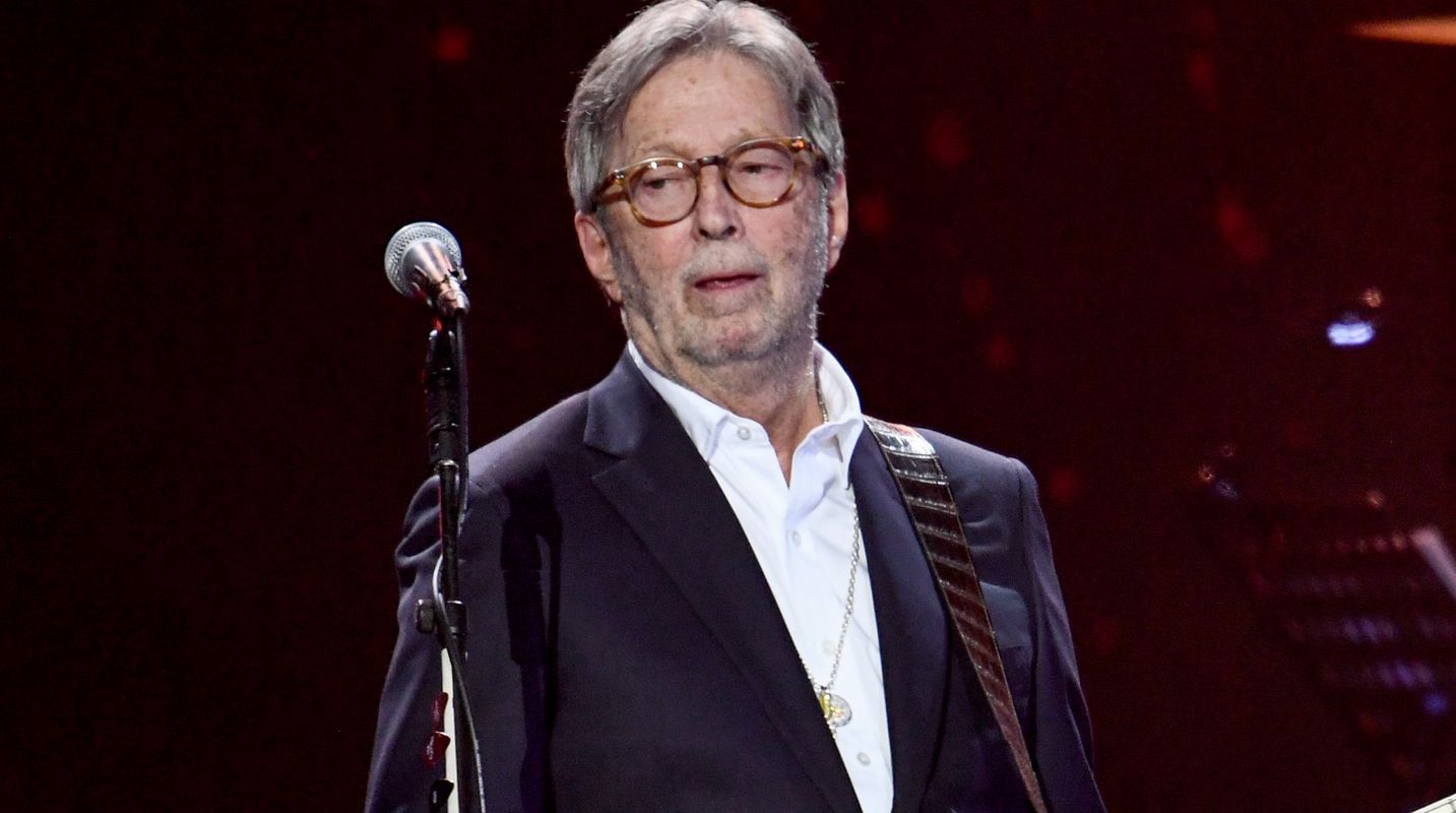 Eric Clapton twierdzi, że osoby zaszczepione przeciwko COVID-19 są pod "hipnozą"