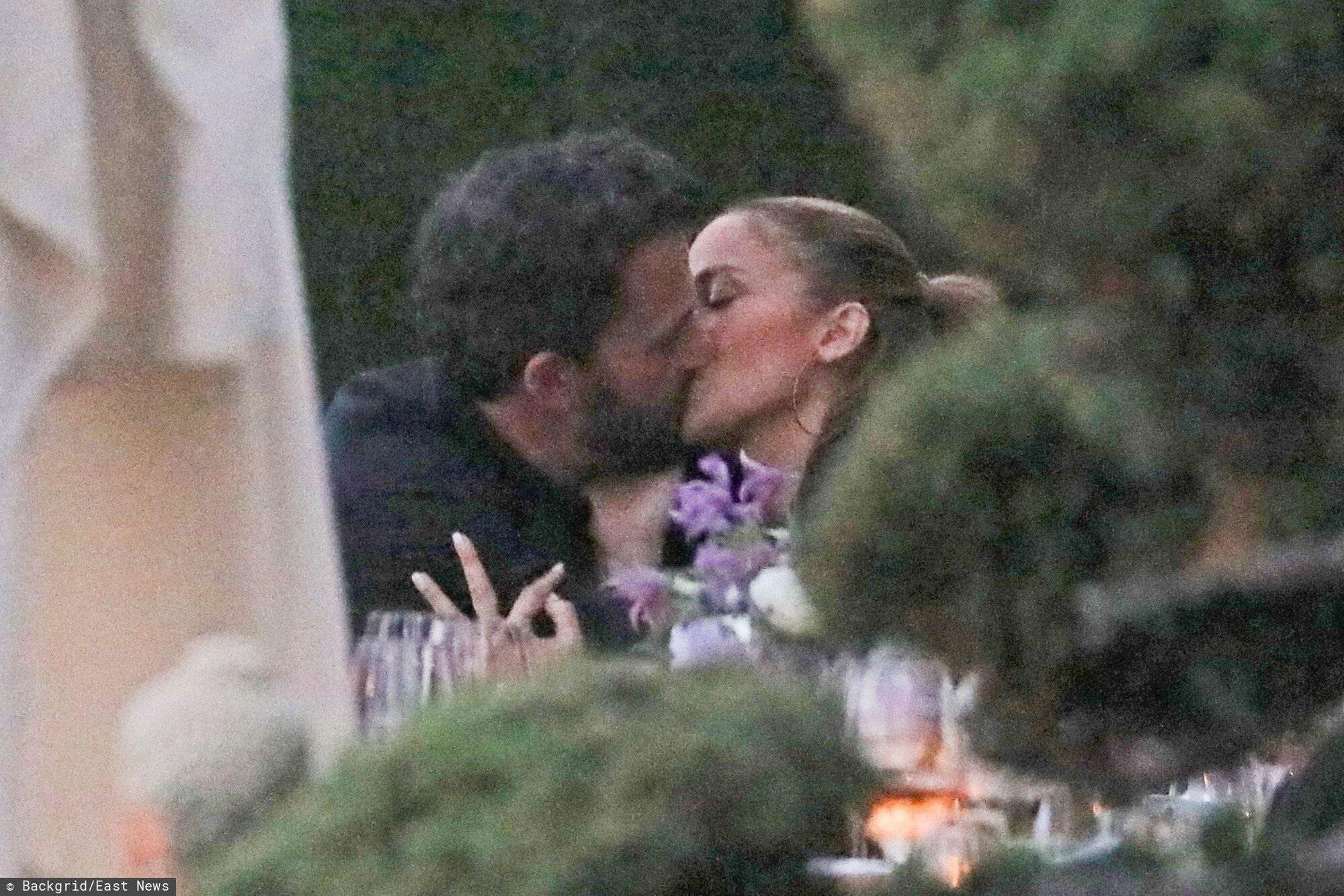 Jennifer Lopez i Ben Affleck całują się w restauracji