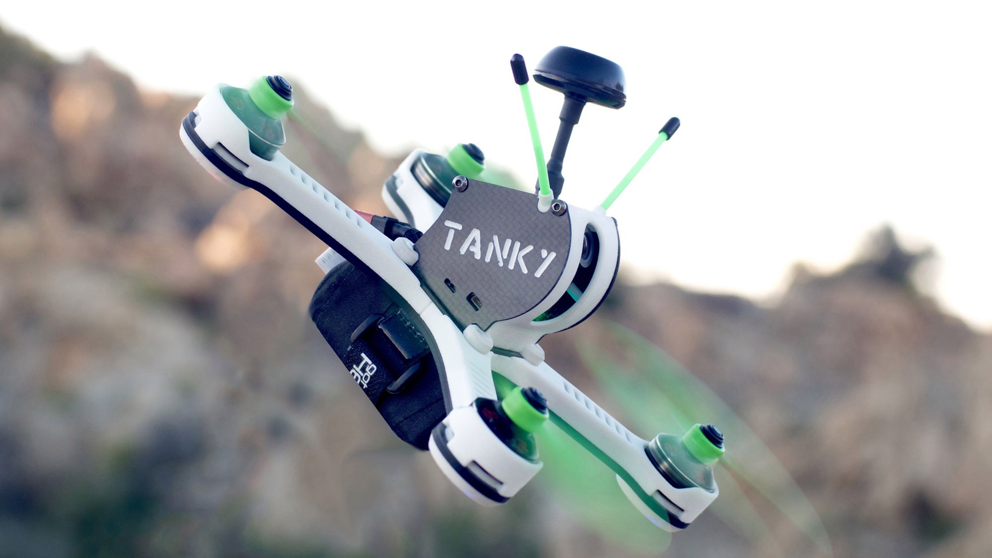 Tanky: niewielki dron FPV rozwijający prędkość 160 km/h 2