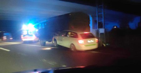 Nie zachował bezpiecznej odległości. Skoda wbiła się w ciężarówkę wojskową. Kierowca ukarany wysokim mandatem [ZDJĘCIA]