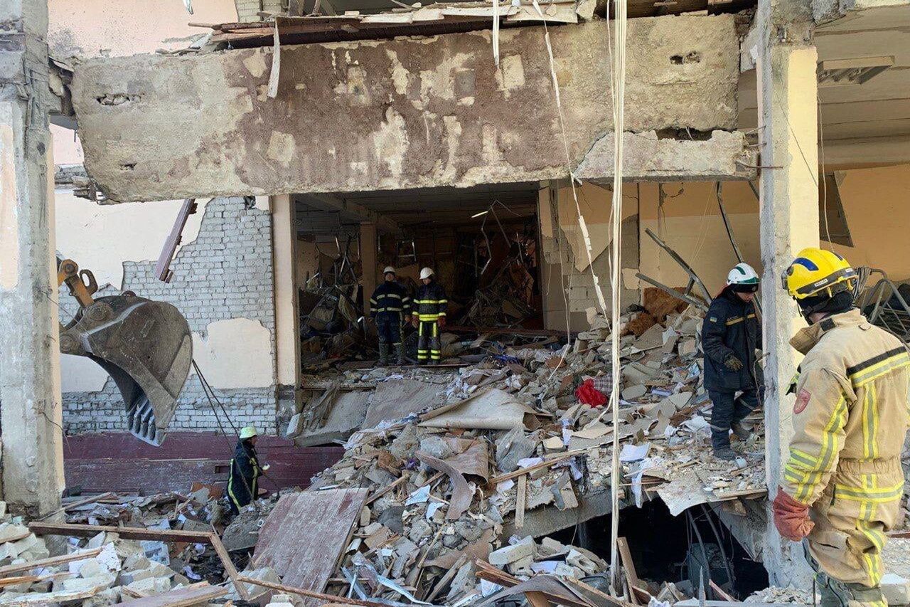  Charków, Ukraina, 21.03.2022. Usuwanie zniszczeń, 21 bm. po ostrzale przez wojska rosyjskie w Charkowie. Trwa inwazja Rosji na Ukrainę. (aldg) PAP/DSNS
